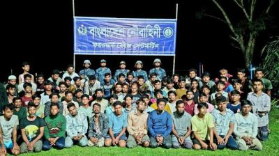 সাগরে ডুবতে বসা ট্রলার থেকে ৭৬ বাংলাদেশি উদ্ধার, আটক ১১