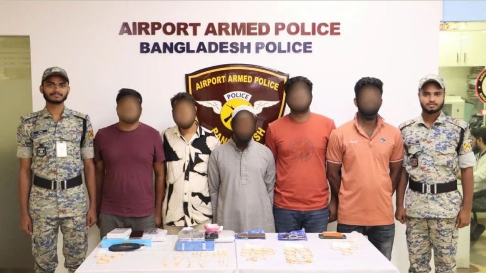 বিমানবন্দর থেকে স্বর্ণালংকার, ফোন, ল্যাপটপসহ আটক ৭