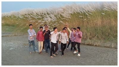 কুড়িগ্রামে ধরলার পাড়ে কাশফুলের শুভ্রতায় মুগ্ধ দর্শনার্থীরা