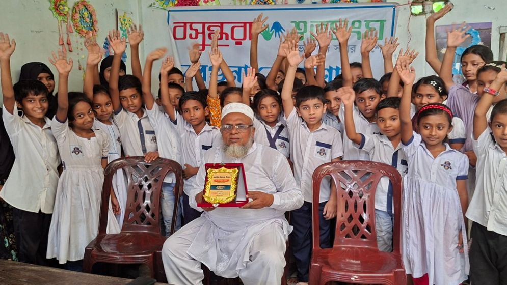 অবসরের পরও পাঠদান, গ্রামের শিশুদের স্বপ্ন দেখাচ্ছেন সিদ্দিকুর রহমান