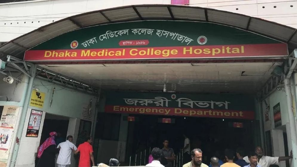 ঢামেকের বাথরুমে নারীর মরদেহ, রক্তমাখা ছুরি ঘিরে রহস্য