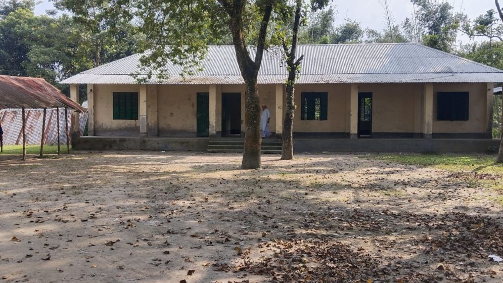 জলঢাকার মাদ্রাসায় দ্বন্দ্ব, ব্যাহত শিক্ষার্থীদের পড়াশোনা