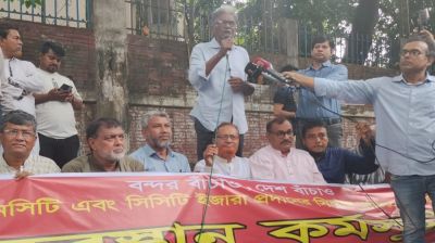 টার্মিনাল ইজারা: চট্টগ্রাম বন্দরের মূল ফটকে বন্দর রক্ষা কমিটির অবস্থান