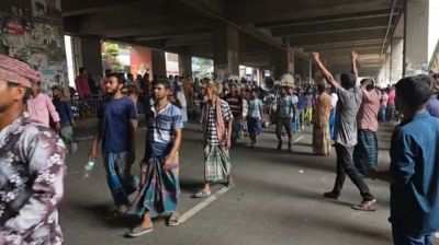 বিদ্যুৎ সংযোগ বিচ্ছিন্নের প্রতিবাদে প্রেস ক্লাবের সামনে অটোচালকদের অবরোধ