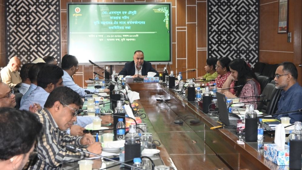 ভূমি মন্ত্রণালয়ের ভারপ্রাপ্ত সচিব হিসেবে এমদাদুল হকের যোগদান