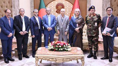 রাষ্ট্রপতির সঙ্গে ইস্ট ওয়েস্ট ইউনিভার্সিটির প্রতিনিধিদলের সৌজন্য সাক্ষাৎ