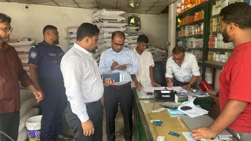 লক্ষ্মীপুরে লাইসেন্স ও মূল্য তালিকা না থাকায় ৩ প্রতিষ্ঠানকে জরিমানা