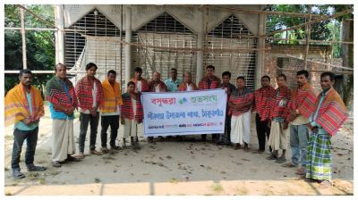 পীরগঞ্জে প্রতিমা কারিগরদের পাশে বসুন্ধরা শুভসংঘ, গামছা বিতরণ