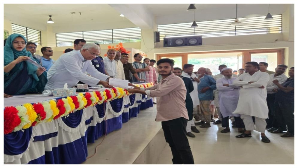 ঘোড়াঘাটে দুর্গাপূজা উপলক্ষে অনুদানের চেক বিতরণ