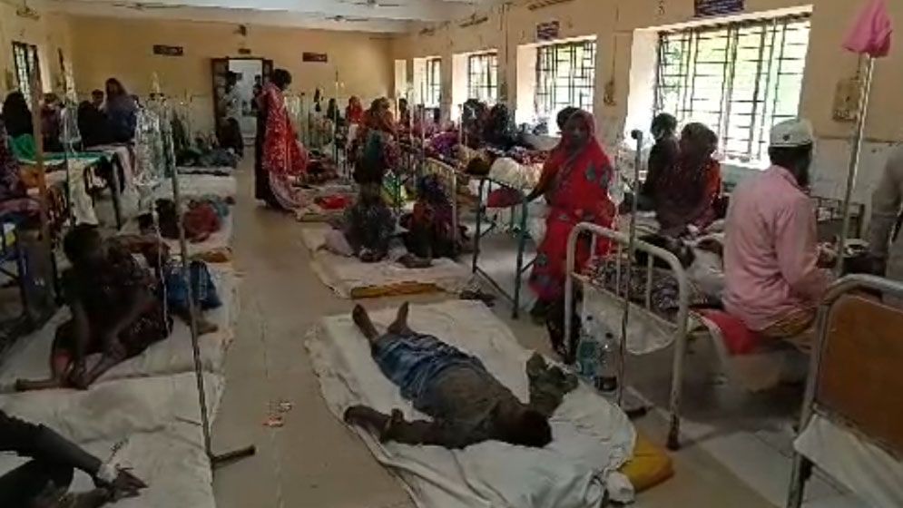 ভুল ওষুধে নষ্ট ১৬ লাখ টাকার টমেটো ক্ষেত, হাসপাতালে কৃষক