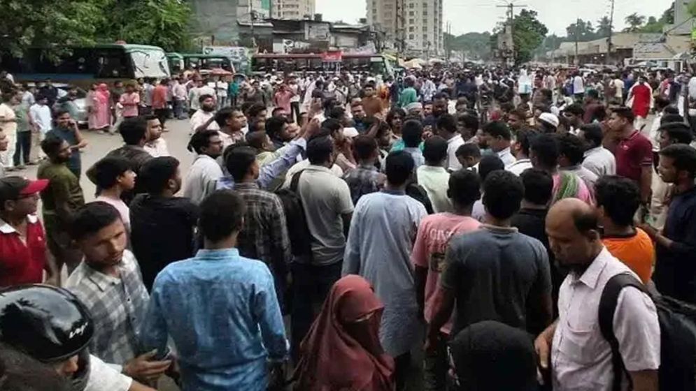 প্রশ্নফাঁসের অভিযোগে নিয়োগ পরীক্ষা স্থগিত, নীলক্ষেতে অবরোধ