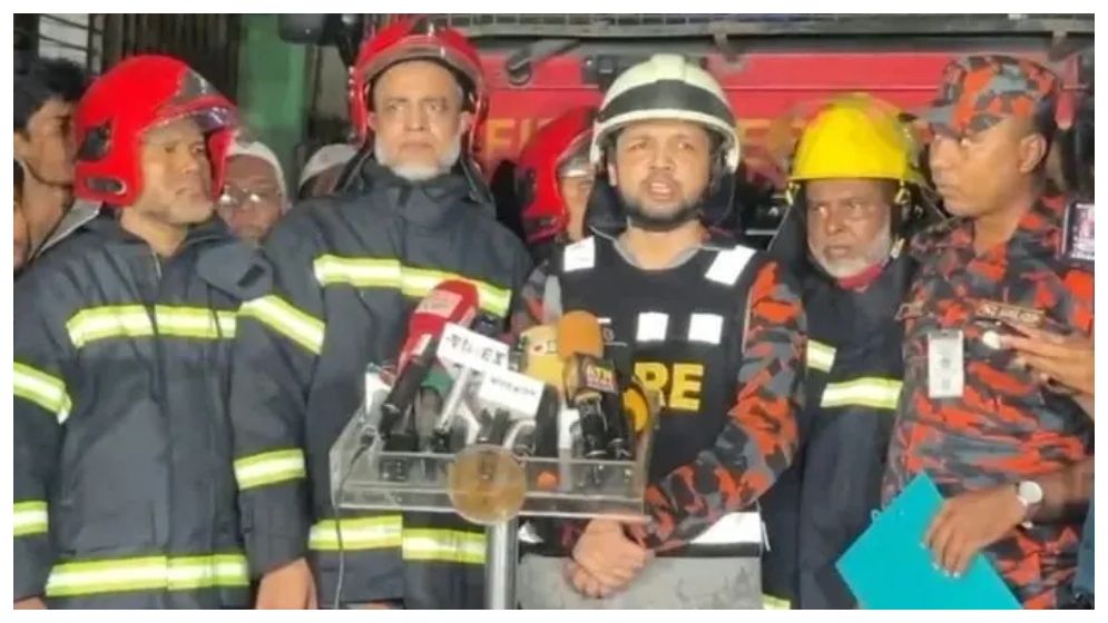 এখনো নিয়ন্ত্রণে আসেনি চকবাজারের আগুন