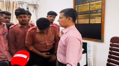 অসদাচরণের পর অধ্যক্ষের পা ধরে ক্ষমা চাইলেন শিক্ষার্থী