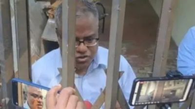 ২৯ ঘণ্টা পর অবরুদ্ধ চুয়েট উপাচার্যকে পুলিশি পাহারায় উদ্ধার