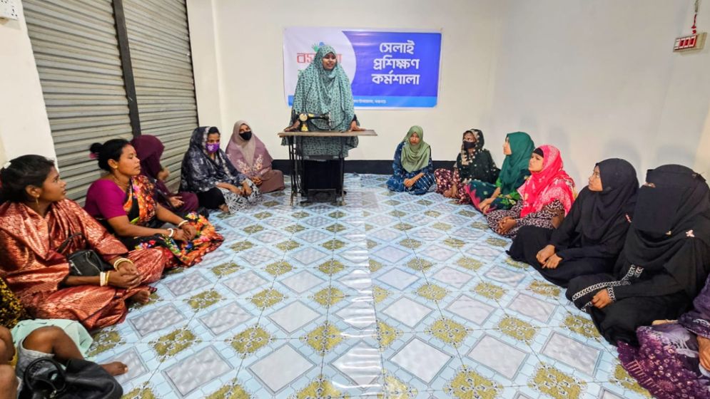 সুঁই-সুতায় স্বপ্ন বোনার হাতছানি, ২৪ নারীর পাশে বসুন্ধরা শুভসংঘ