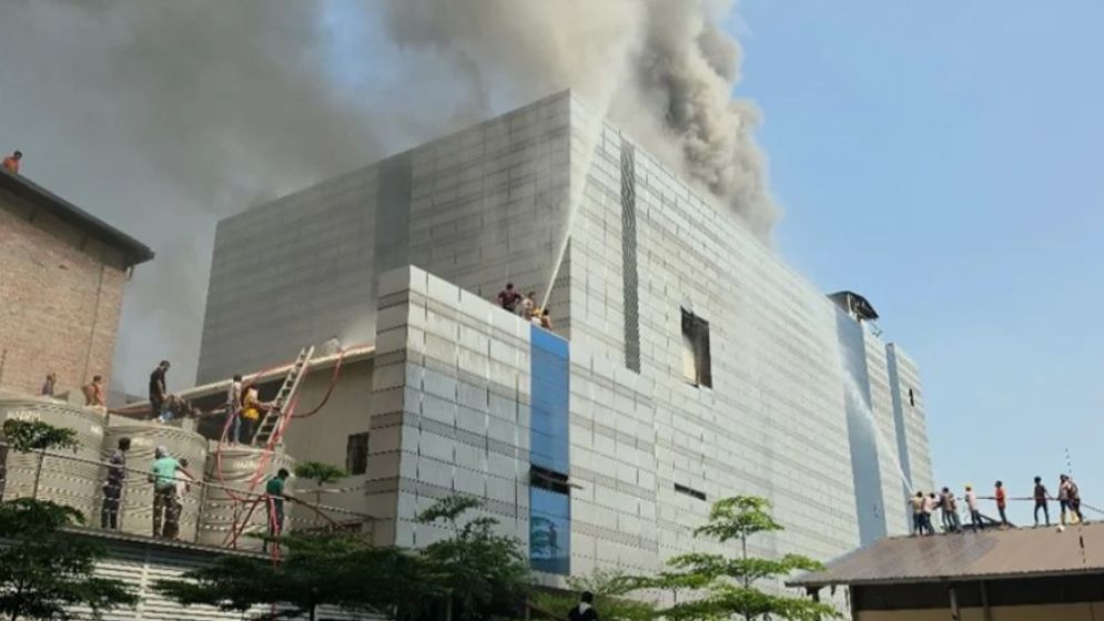 টঙ্গীতে আগুন নিয়ন্ত্রণে কাজ করছে ফায়ার সার্ভিসের ২০ ইউনিট