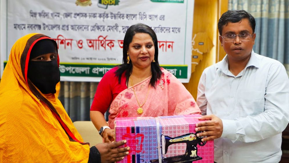 ‘হ্যালো ডিসি’ অ্যাপে আবেদন, নবাবগঞ্জে ৪ অসহায় ব্যক্তিকে সহায়তা