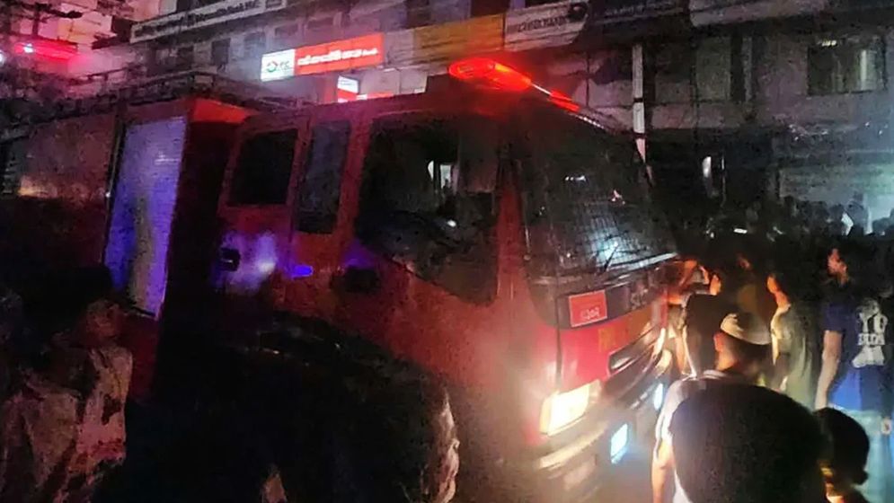 সাভারের সুপার মার্কেটে আগুন, নিয়ন্ত্রণে ফায়ার সার্ভিসের  ৪ ইউনিট