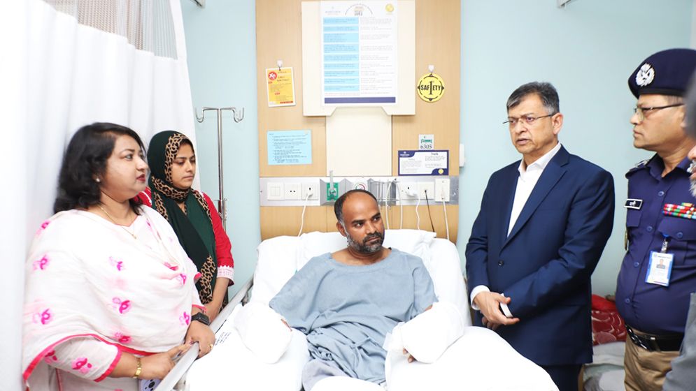 আহত পুলিশ পরিদর্শককে দেখতে হাসপাতালে স্বরাষ্ট্রমন্ত্রী