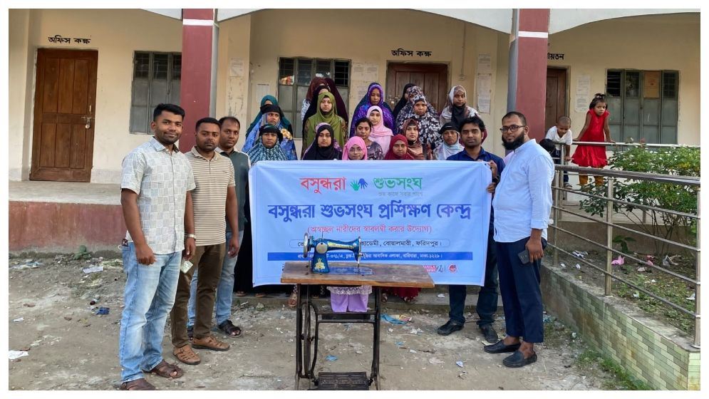 সুঁই-সুতায় স্বপ্ন বুনছেন বোয়ালমারীর ২০ নারী, সেলাই প্রশিক্ষণ কেন্দ্র চালু