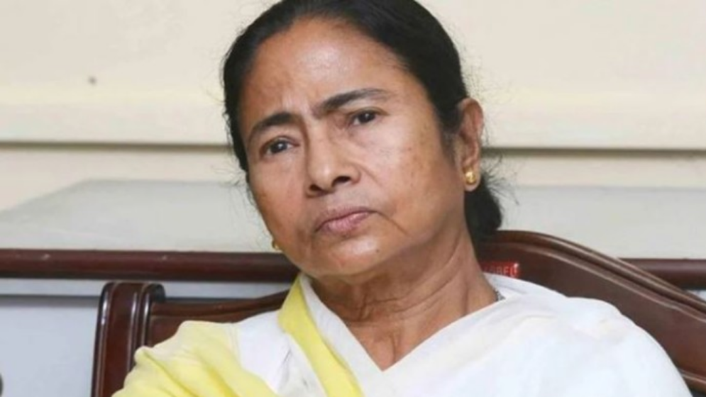 মমতা ব্যানার্জীর ওপর ছুরি দিয়ে হামলার চেষ্টা