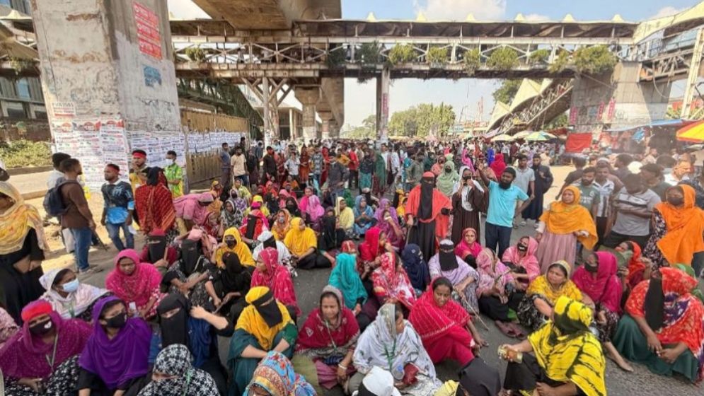৩০ হাজার টাকা ন্যূনতম মজুরির দাবিতে তৃতীয় দিনেও সড়কে পোশাকশ্রমিকেরা