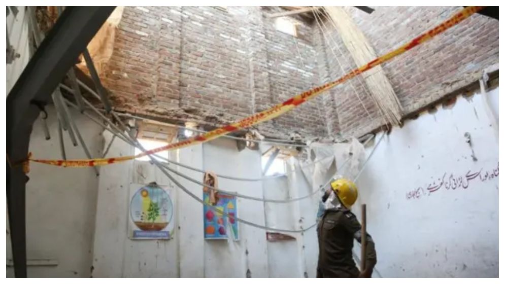 পাকিস্তানে স্কুলের ছাদ ধসে পড়ার ঘটনায় তদন্ত শুরু