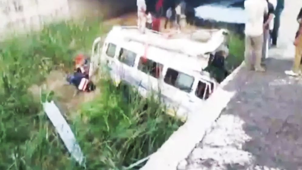 চালক ঘুমিয়ে পড়ায় নিয়ন্ত্রণ হারিয়ে খাদে বাস, নিহত ৮