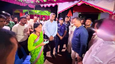 তাহিরপুরে পূজামণ্ডপ পরিদর্শন করে অনুদান দিলেন এমপি কামরুল