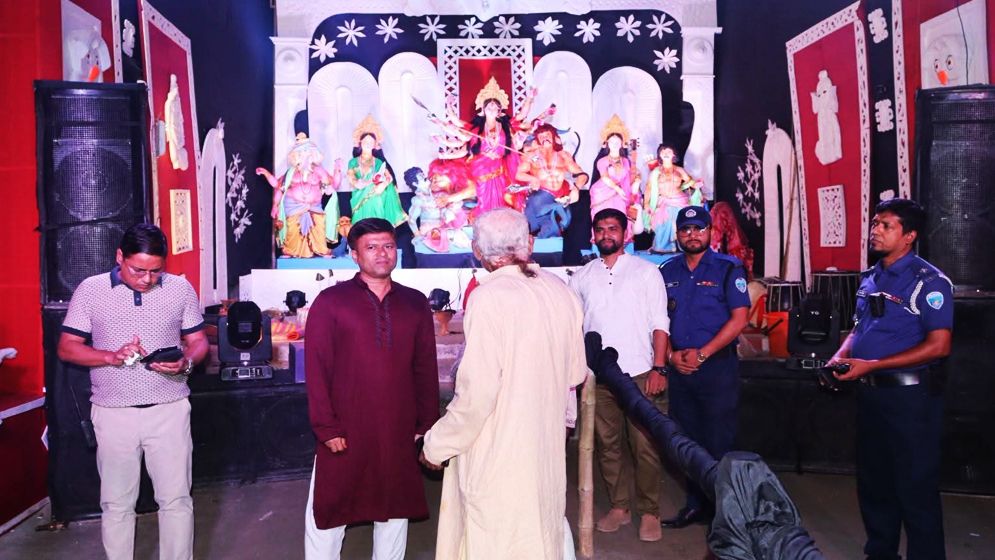 দুর্গাপূজায় তিন স্তরের নিরাপত্তা, লক্ষ্মীপুরে মণ্ডপ পরিদর্শনে পুলিশ সুপার
