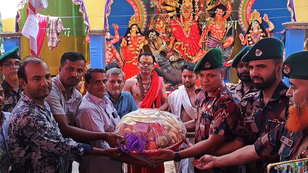 ব্রাহ্মণবাড়িয়ার সীমান্তবর্তী পূজামণ্ডপ পরিদর্শন করলেন বিজিবি অধিনায়ক