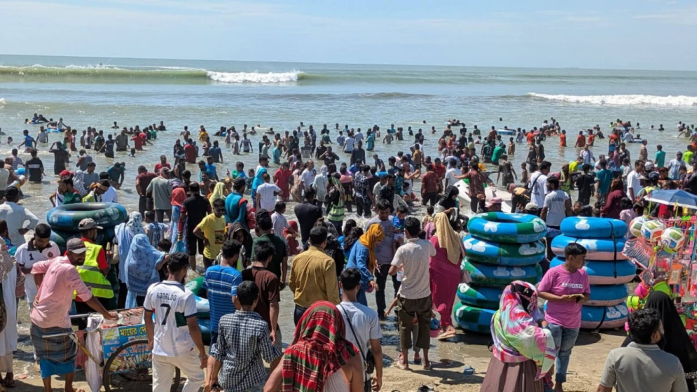 টানা পাঁচ দিনের ছুটিতে কক্সবাজার সৈকতে পর্যটকের ঢল