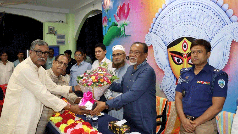 লক্ষ্মীপুরে দুর্গাপূজার মণ্ডপ পরিদর্শন করলেন প্রধানমন্ত্রীর উপদেষ্টা