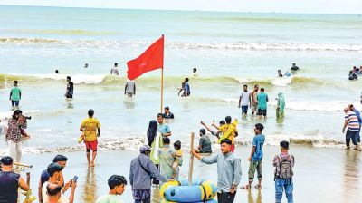 কক্সবাজারে সৈকতে গোসলে নেমে তিন পর্যটকের মৃত্যু