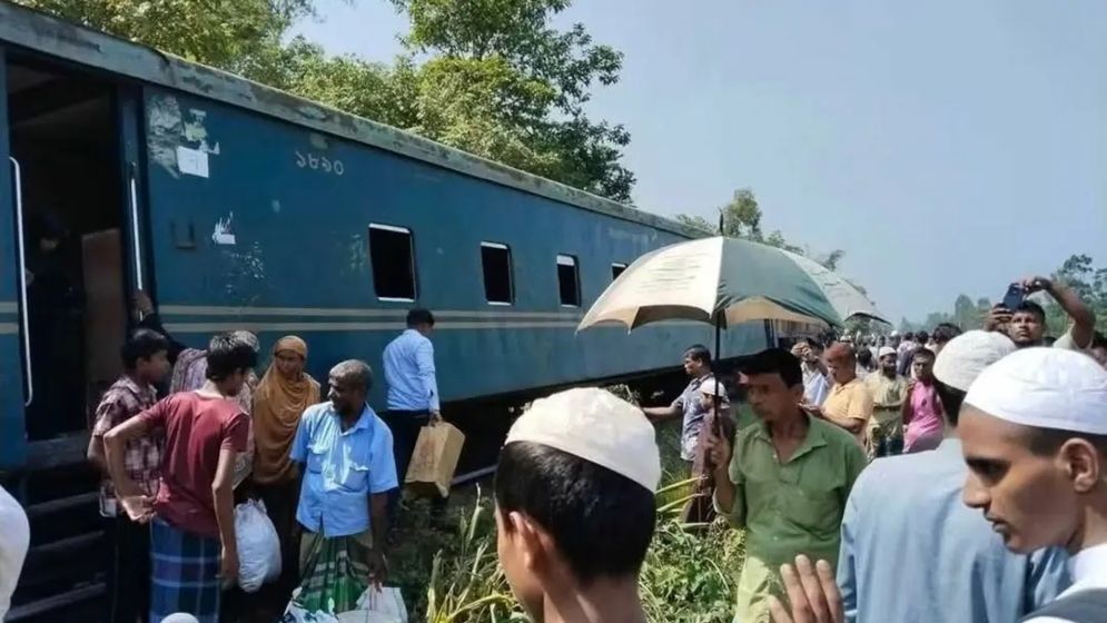 লাকসামে কর্ণফুলী এক্সপ্রেসের তিন বগি লাইনচ্যুত, আপলাইনে ট্রেন চলাচল বন্ধ