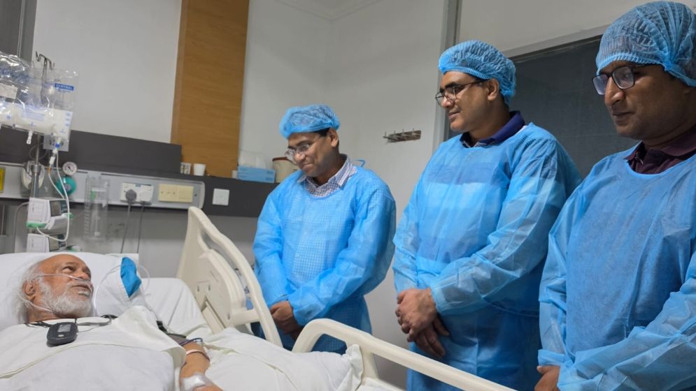 অসুস্থ মঈন খানকে দেখতে হাসপাতালে গেলেন ডা. বিটু