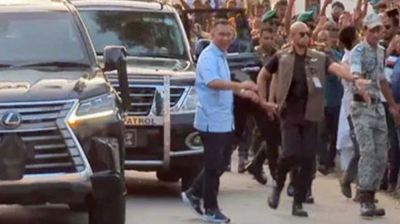 প্রটোকল ভেঙে জনগণের সঙ্গে কুশল বিনিময় প্রধানমন্ত্রীর