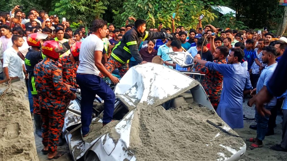 ফরিদপুরে ট্রাকচাপায় মা-ছেলে নিহত, আহত ৬