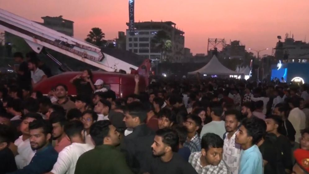 জেমসের কনসার্টে হুড়োহুড়ি, ব্যারিয়ার ভেঙে ঢুকলেন হাজারো দর্শক