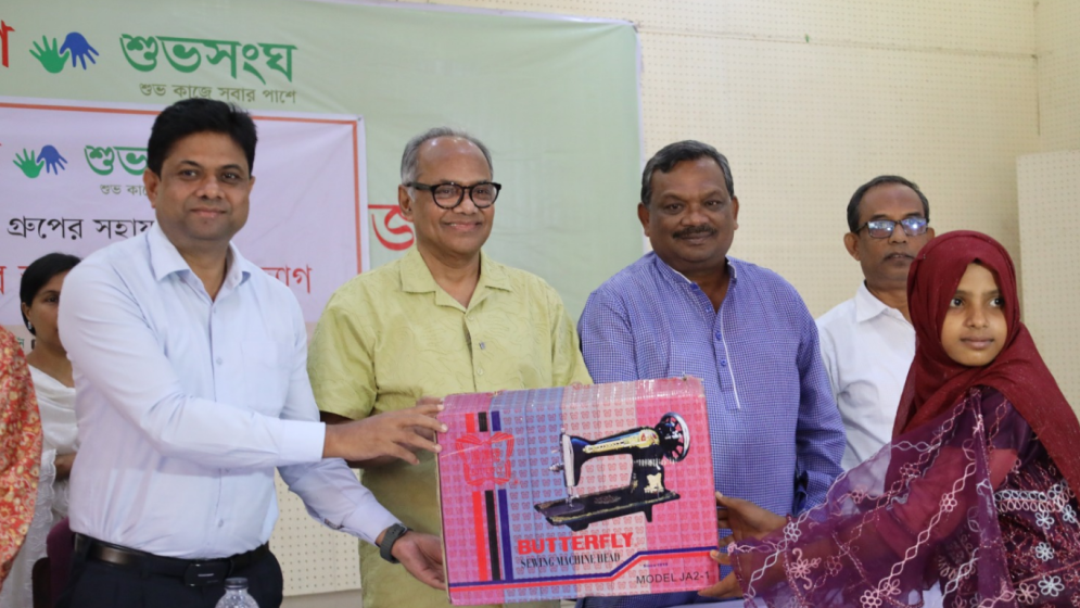 বসুন্ধরা শুভসংঘের সেলাই মেশিন পেলেন তিস্তাপাড়ের ১০০ নারী