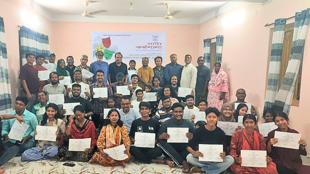 ঠাকুরগাঁওয়ে তিন দিনব্যাপী নাট্য কর্মশালার সমাপনী ও সনদপত্র বিতরণ