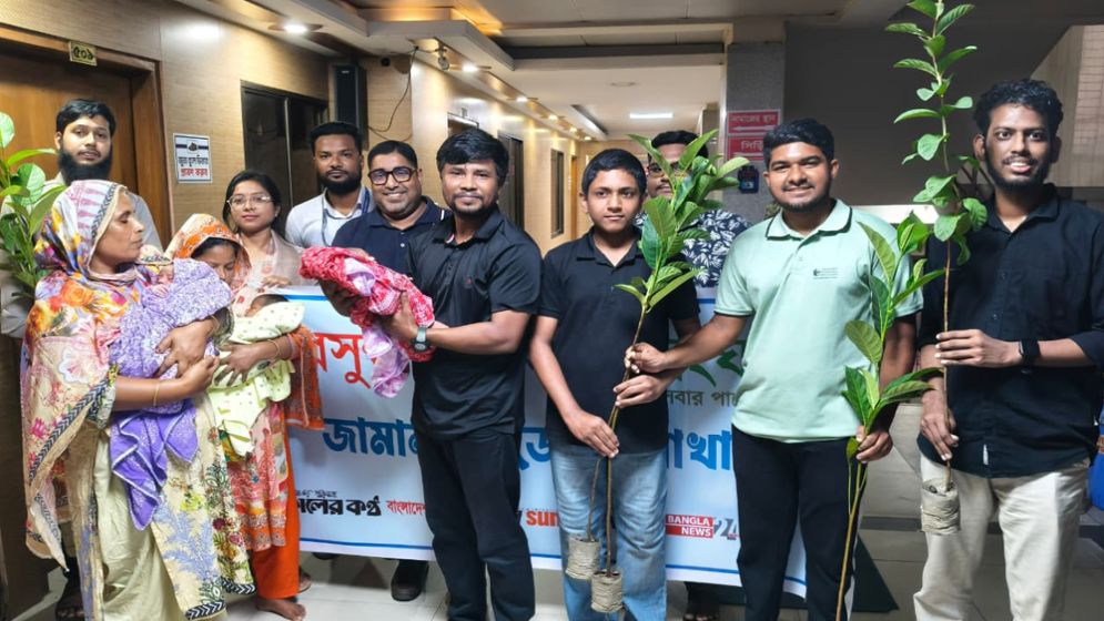 নতুন অতিথির আগমনে গাছের চারা, সবুজ পৃথিবীর স্বপ্ন