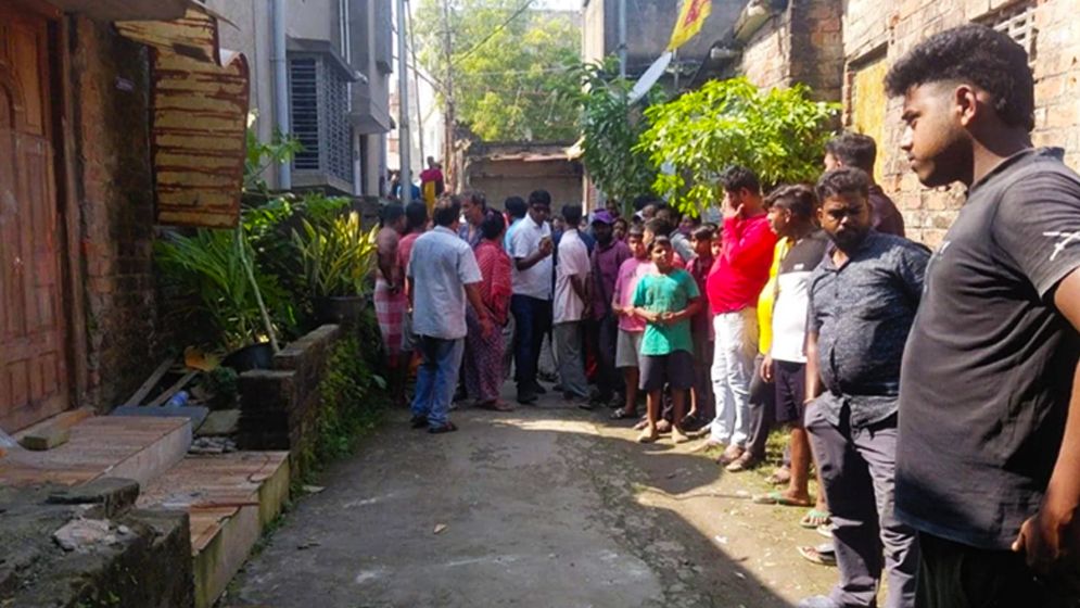 প্রেমিকাকে চুমু দেওয়ায় প্রেমিক ও তাঁর বাবাকে উলঙ্গ করে হাঁটানোর অভিযোগ