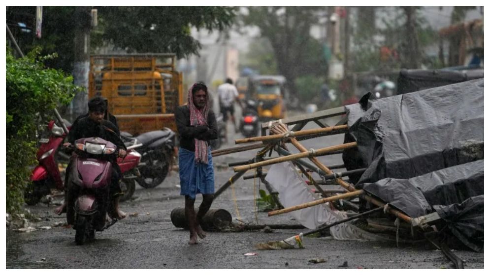 ভারতের উপকূলে ঘূর্ণিঝড় অর্ণব, সরানো হলো ১.৮ লাখ মানুষ