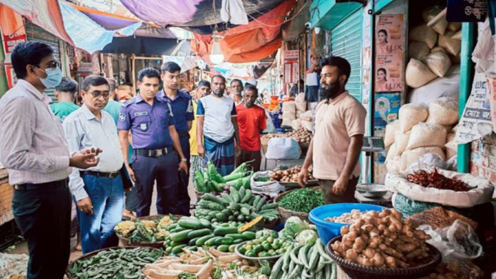 নিত্যপণ্যের বাজারে অভিযান, ৭০ প্রতিষ্ঠানকে জরিমানা