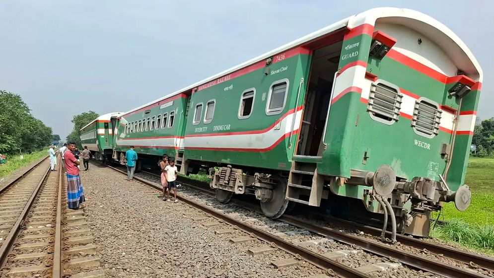 মির্জাপুরে ট্রেন লাইনচ্যুত, ঢাকার সঙ্গে উত্তরবঙ্গের রেল চলাচল বন্ধ