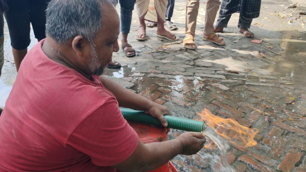 কোটালীপাড়ায় পাম্পের পানির সঙ্গে বের হচ্ছে গ্যাস, জ্বলছে আগুন