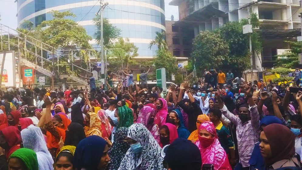 ন্যূনতম বেতন ৩০ হাজার দাবিতে পোশাক শ্রমিকদের সড়ক অবরোধ