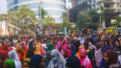 ন্যূনতম বেতন ৩০ হাজার দাবিতে পোশাক শ্রমিকদের সড়ক অবরোধ