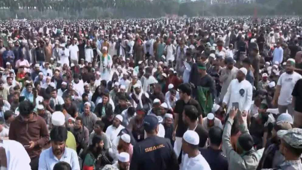 স্লোগানে স্লোগানে মুখরিত সংসদ ভবনের দক্ষিণ প্লাজা